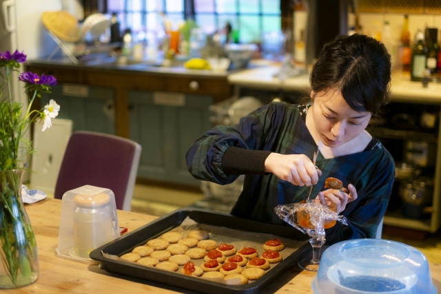 お菓子作る人
